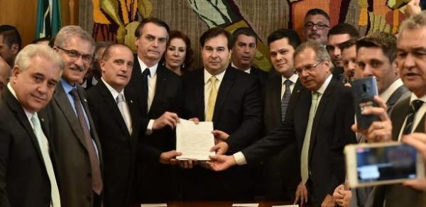 Reforma é promessa do governo  | Bolsonaro entrega proposta de reforma da Previdência ao Congresso