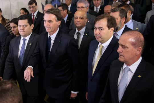 Ao entregar reforma, Bolsonaro diz que errou no passado ao votar contra mudanças na aposentadoria