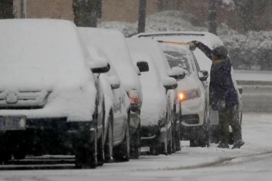 Schools shut, flights canceled as storm sweeps U.S. Midwest, East Coast