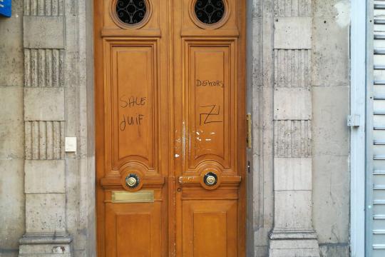 Fachadas de edifícios em Paris são pichados com ofensas antissemitas