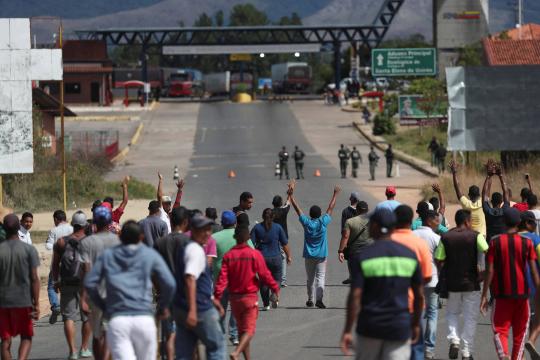 Exército da Venezuela abre fogo contra opositores e mata 2 perto da fronteira com o Brasil
