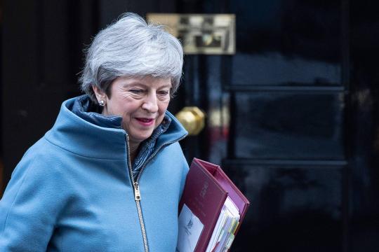 Ministros de Theresa May querem que ela renuncie em maio, diz jornal inglês