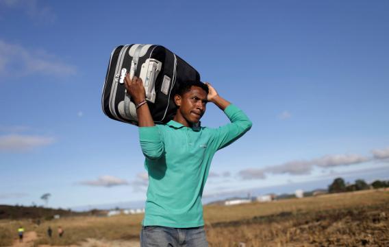 Do lado venezuelano, brasileira teme desabastecimento por fechamento de fronteira