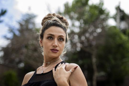 Proibida de subir ao palco por ser mulher, cantora deixa Irã e refaz vida no Brasil