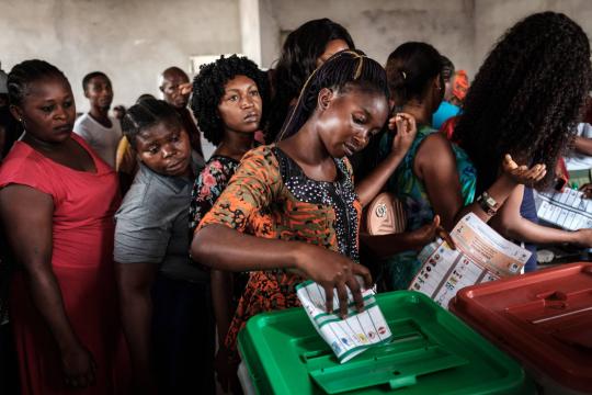 Após uma semana de adiamento, Nigéria vota para presidente