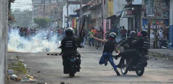 Crise na Venezuela | Caminhões chegam; fronteira com Colômbia tem confronto