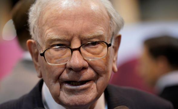 Buffett appears to fault Trump, laments deals dearth in Berkshire letter