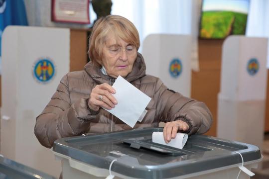 Moldovans vote for new government amid talk of protests and poisoning