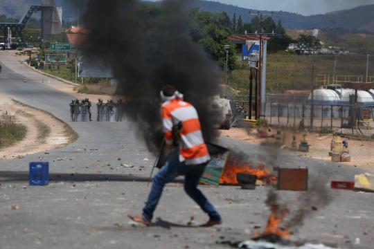 Depois de trégua, manifestantes e militares venezuelanos se enfrentam na fronteira com o Brasil