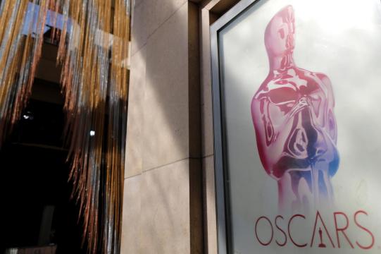 Sunny Hollywood rolls out Oscars red carpet