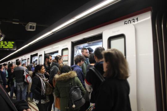 Paralisação afoga metrô de Barcelona durante feira de tecnologia