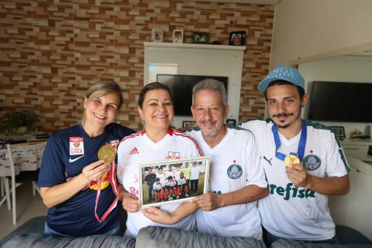 Com duas famílias, atacante do Palmeiras mudou de casa pelo futebol