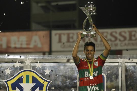 Justiça penhora cinco troféus da Portuguesa por dívida trabalhista