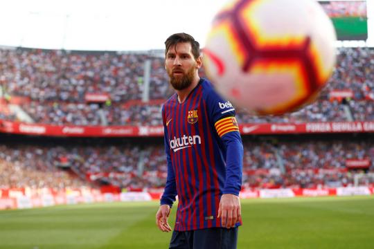 Messi faz 1º clássico como titular na temporada onde costuma brilhar mais