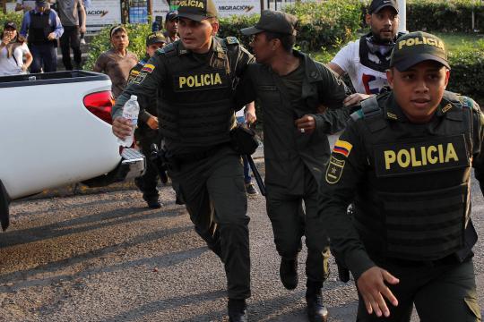 Dobra o número de desertores venezuelanos na Colômbia