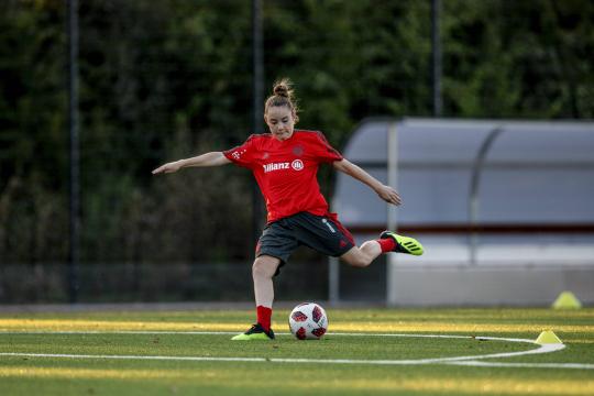 Jogadora de futebol tenta se tornar profissional aos 13 anos nos EUA