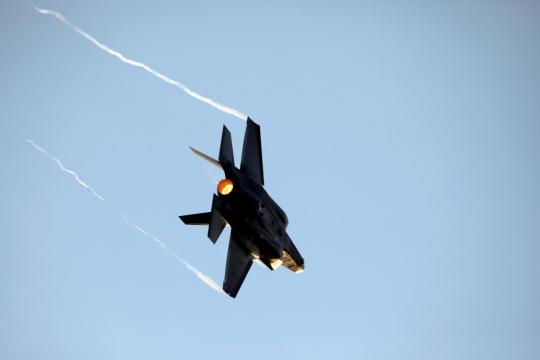 Lockheed expects F-35 flying costs will take time to come down: executive