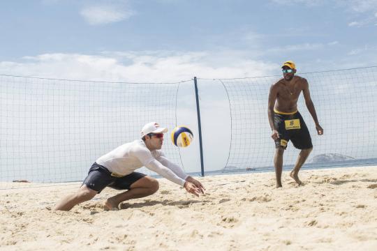 Vôlei de praia inicia corrida olímpica após mudanças de duplas em série