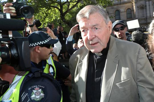 Condenado em caso de pedofilia, cardeal George Pell é detido na Austrália