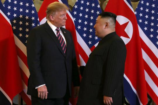 No Vietnã, Trump promete futuro tremendo à Coreia do Norte e diz que Kim é grande líder