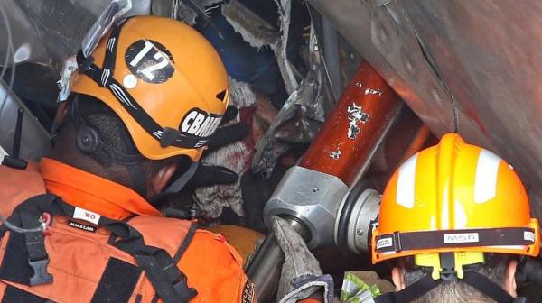 Batida entre trens deixou nove feridos | Após mais de 7 horas, maquinista é resgatado de ferragens no Rio