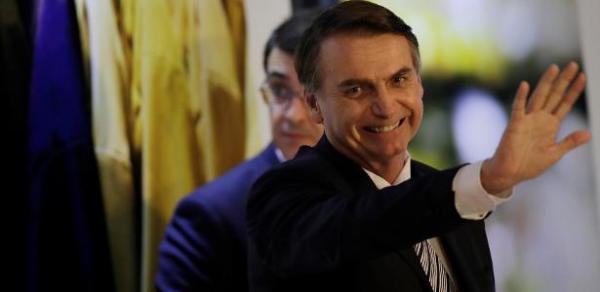 Presidente conversou com jornalistas | Idade mínima de mulheres em reforma pode ser de 60 anos, diz Bolsonaro