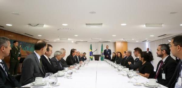 Presidente conversou com jornalistas | Bolsonaro diz poder negociar BPC e idade de mulher se aposentar
