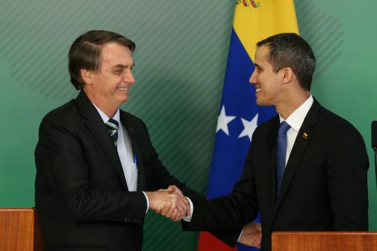 Bolsonaro desagrada militares ao dar recepção típica de chefe de Estado a Guaidó