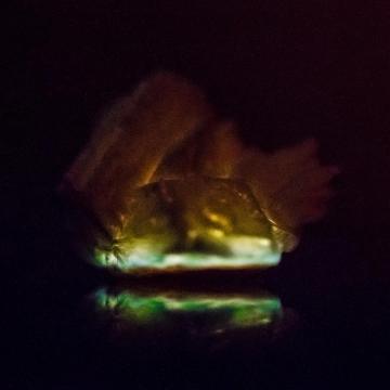 NYUAD researchers achieve solid state thermochemiluminescence with crystals