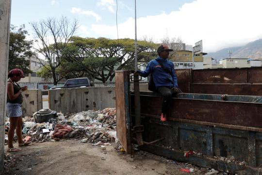 Warding off hunger, Venezuelans find meals in garbage bins