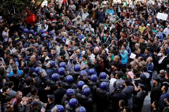 Tens of thousands of Algerians call on Bouteflika to step down