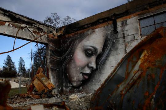 Artista desenha retratos em meio às ruínas de incêndio na Califórnia