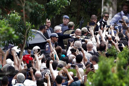 Lula chega ao velório do neto em São Bernardo sob gritos de apoiadores