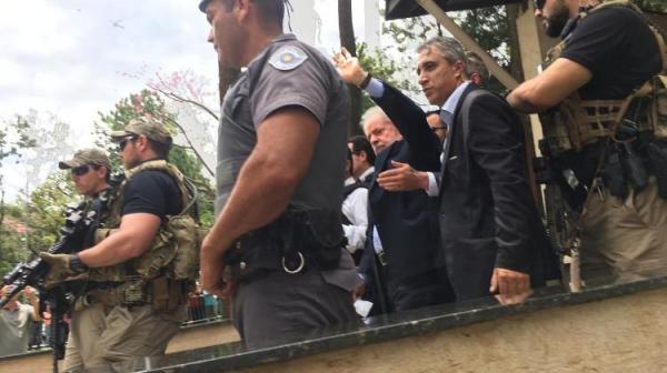 Petista teve saída temporária  | Lula dá adeus a neto