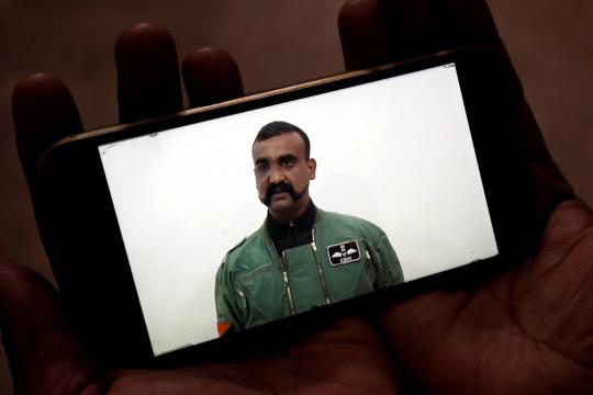 Vídeo de piloto libertado pelo Paquistão gera polêmica na Índia