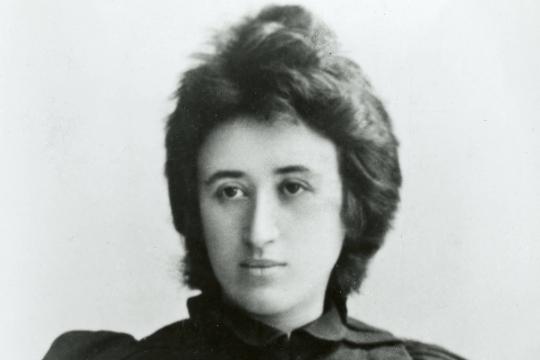 Proximidade de autor e Rosa Luxemburgo é virtude e calcanhar de aquiles de biografia