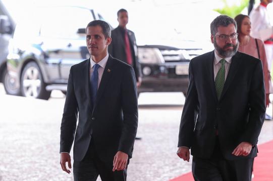 Ernesto Araújo ataca FHC e diz que Brasil guiou EUA na crise da Venezuela