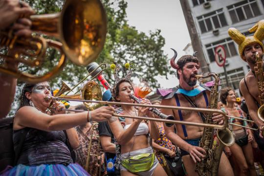 No Rio, este é o Carnaval das DRs e das plaquinhas engraçadas