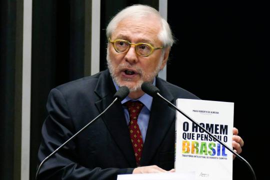 Diplomata brasileiro é demitido após republicar textos que debatem crise na Venezuela