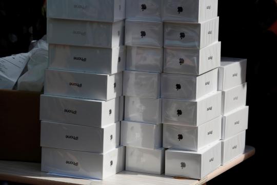 Chinese online retailers slash iPhone prices for second time this year