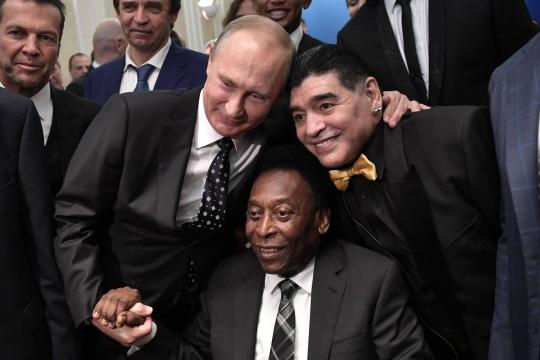 No videogame da Fifa, Pelé é melhor que Maradona e vale 10 Messis