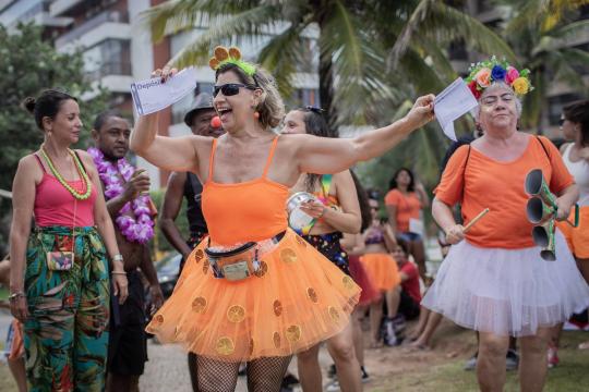 4 dias de folia pelo país | Carnaval tem recorde de público e críticas ao governo federal