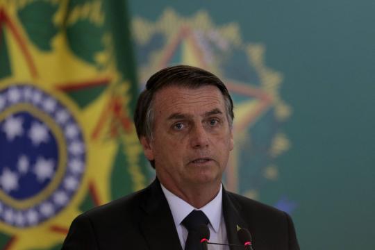 Bolsonaro mostra cartilha da reforma e diz que políticos vão se aposentar pelo teto