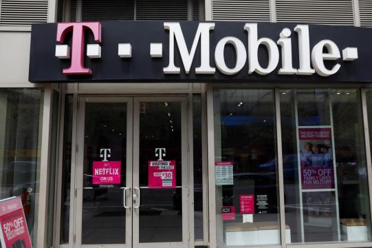 U.S. telecoms regulator stops clock on Sprint, T-Mobile merger review
