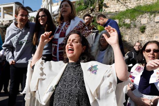Judeus ultraortodoxos atacam mulheres que querem rezar no Muro das Lamentações