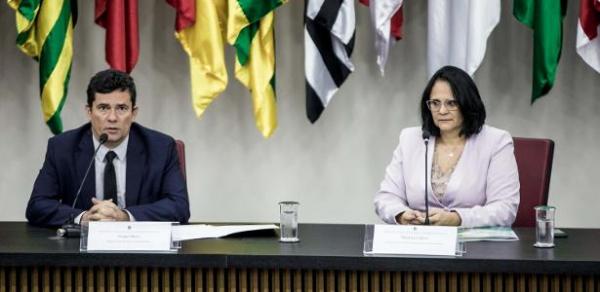 Cerimônia para celebrar Dia da Mulher | Ministério é equilibrado, diz Bolsonaro: 2 ministras valem por 10 homens