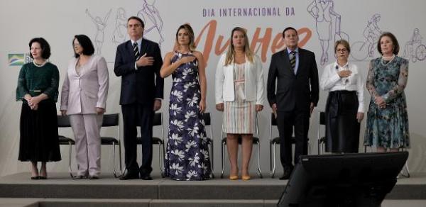 Cerimônia para celebrar Dia da Mulher | Cada ministra vale por 10 homens, diz Bolsonaro de 'ministério equilibrado'