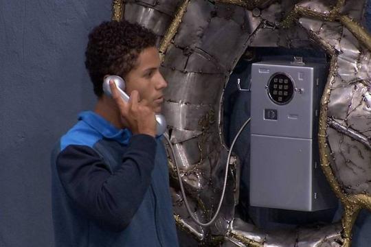 BBB 19: Danrley atende o Big Fone e pode colocar Carolina ou Tereza no paredão