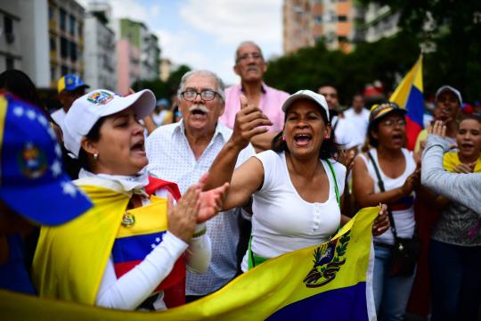 Protestos pró e contra Nicolás Maduro tomam as ruas de Caracas