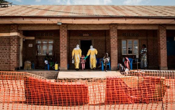 Violence Propels Ebola Outbreak Toward 1,000 Cases